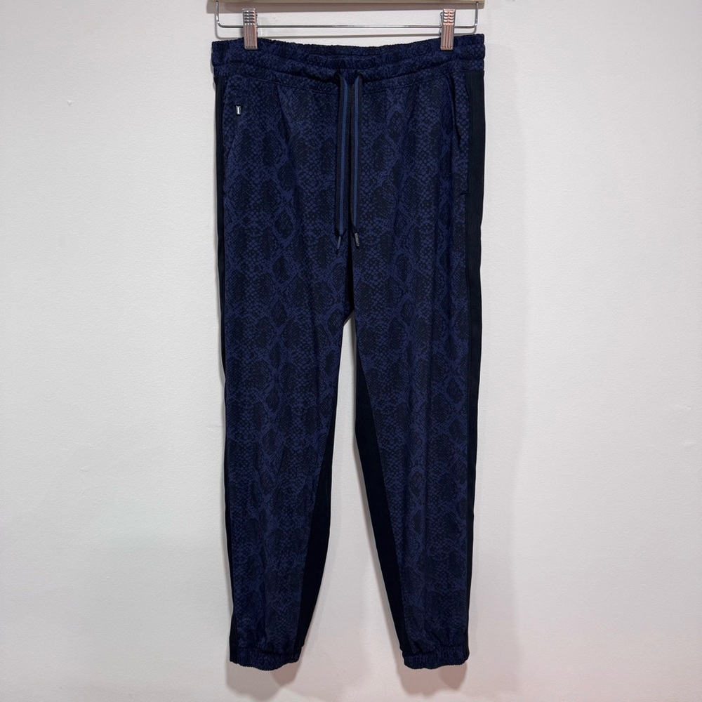 Athleta Brooklyn Jogger in Blue & Black Snakeskin Print - Size 6